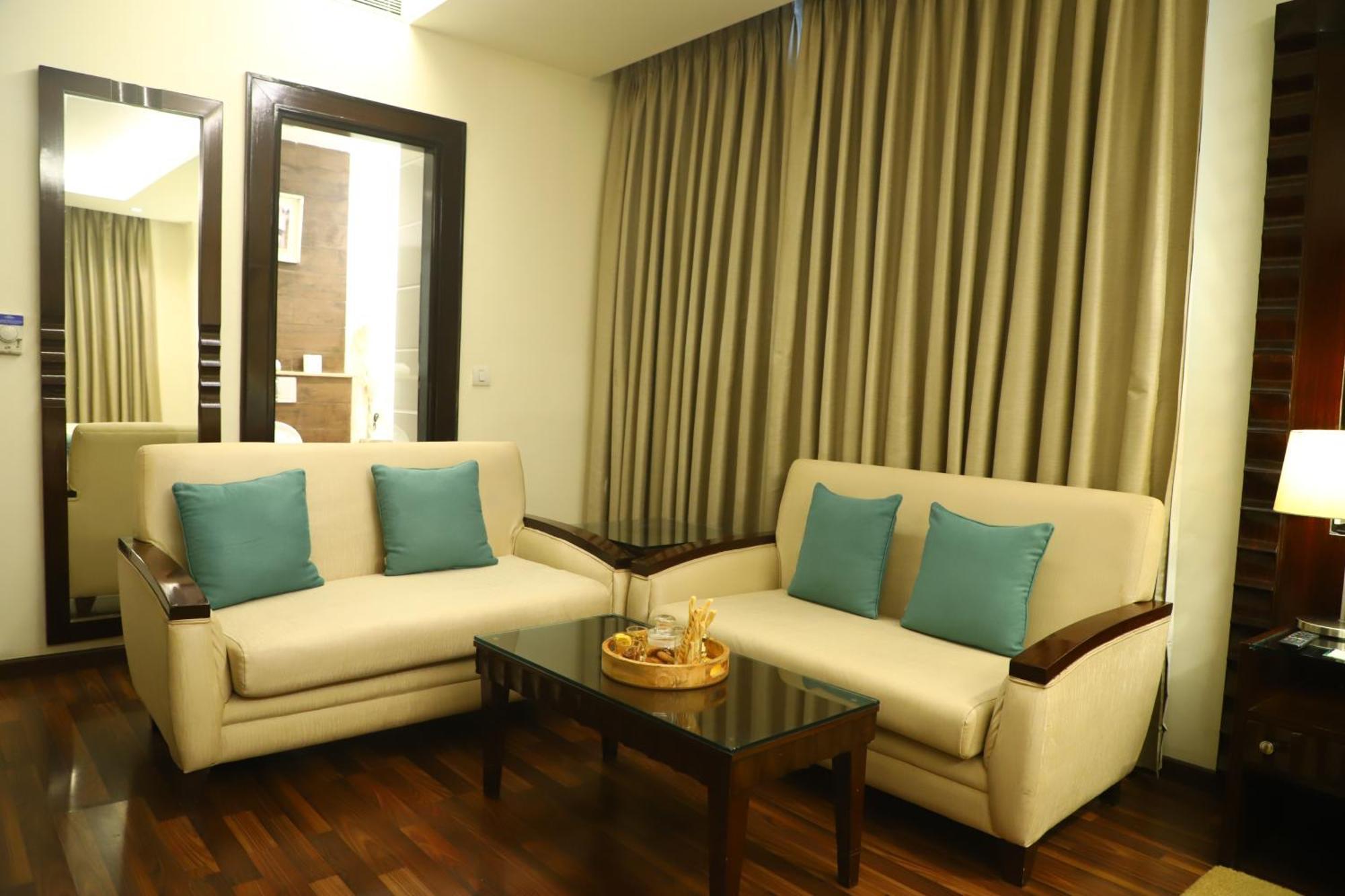 Deventure Sarovar Portico Kapashera, New Delhi Εξωτερικό φωτογραφία